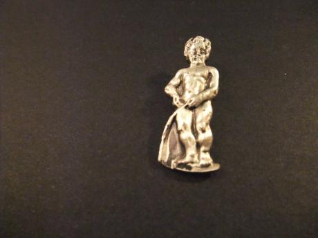 Manneken Pis  standbeeldje van een plassend jongetje in het centrum van Brussel ( zilverkleurig